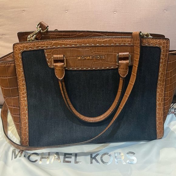 Authentic Michael Kors Purse. - Picture 1 of 6